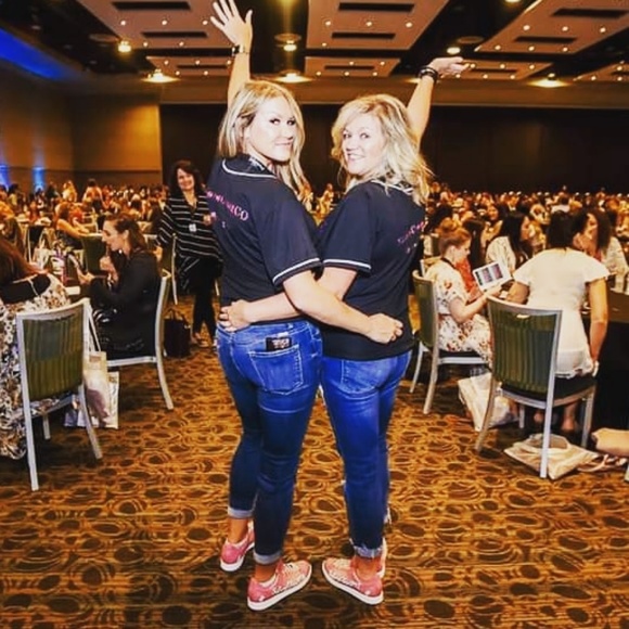 Meet your Posher, Kari - Picture 1 of 8